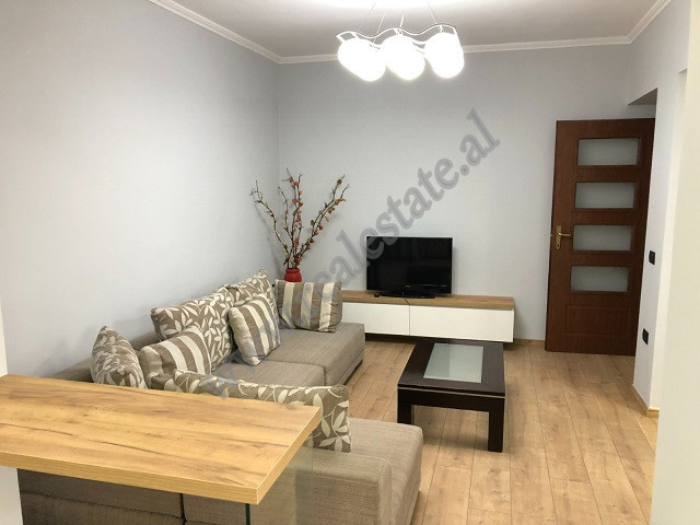 Apartament me qira ne rrugen Myslym Shyri, prane qendres ne Tirane.
Pozicionohet ne katin e 2 te nj